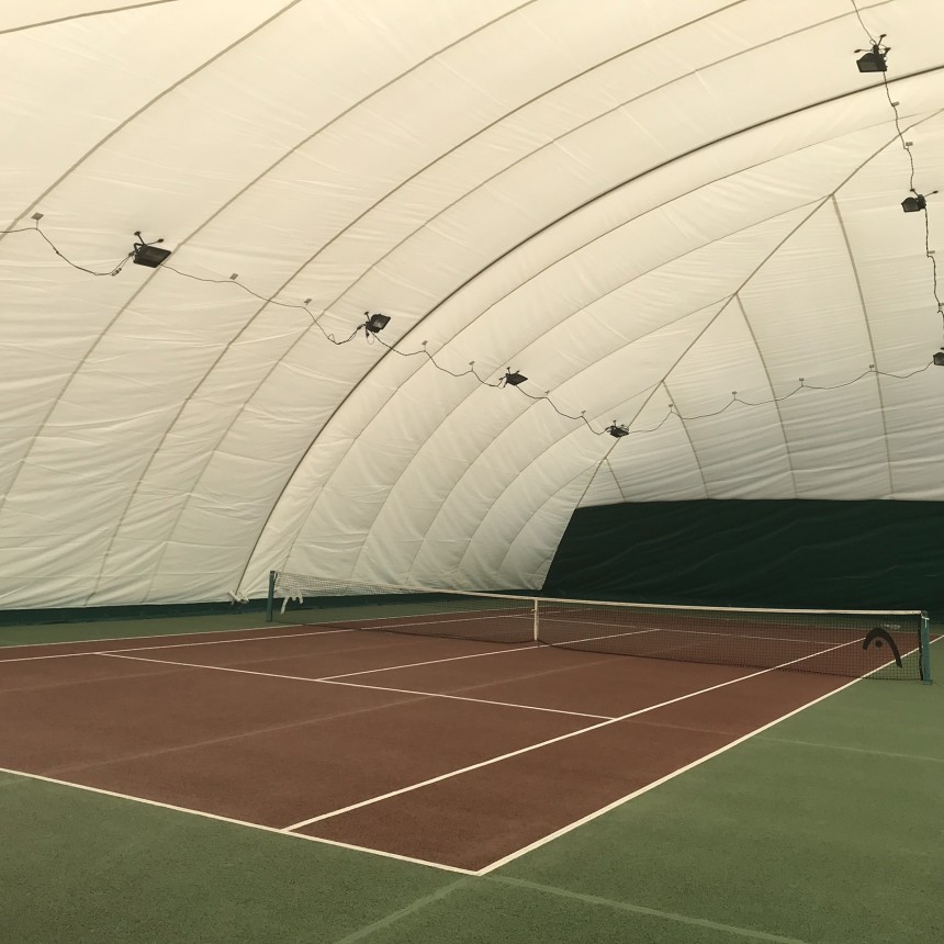 Doppio campo da tennis coperto con pallone in doppio telo