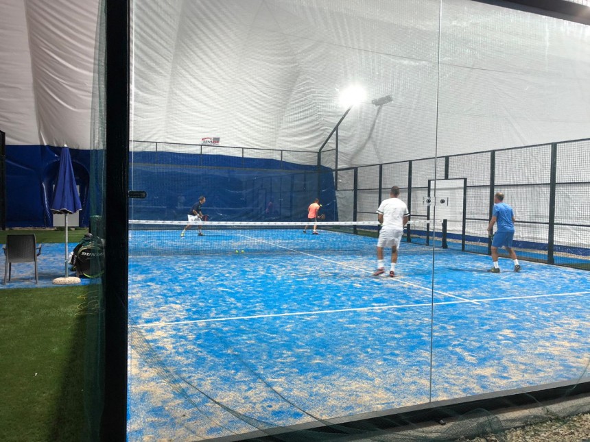 Gioco del padel nel pallone pressostatico