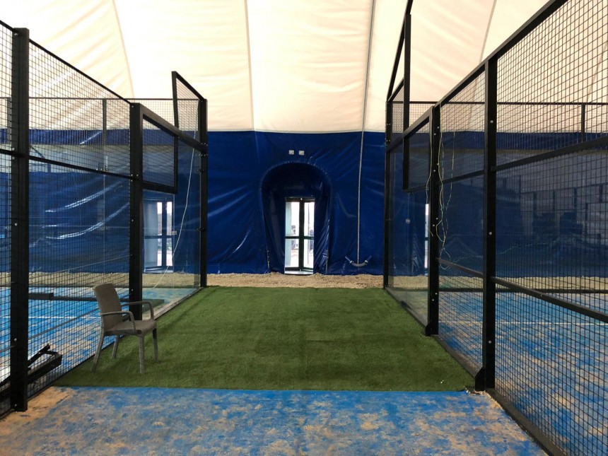 Campi da padel coperti con pallone tensint.