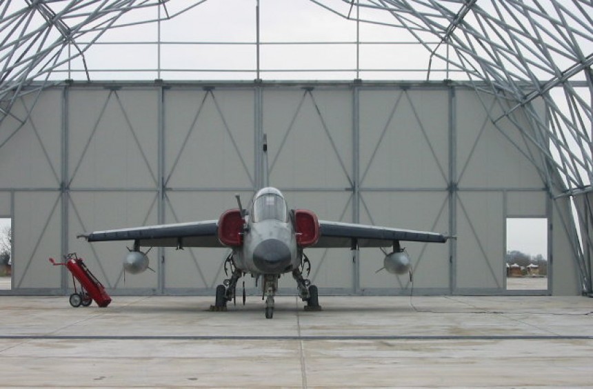 Aereo in hangar Tensint